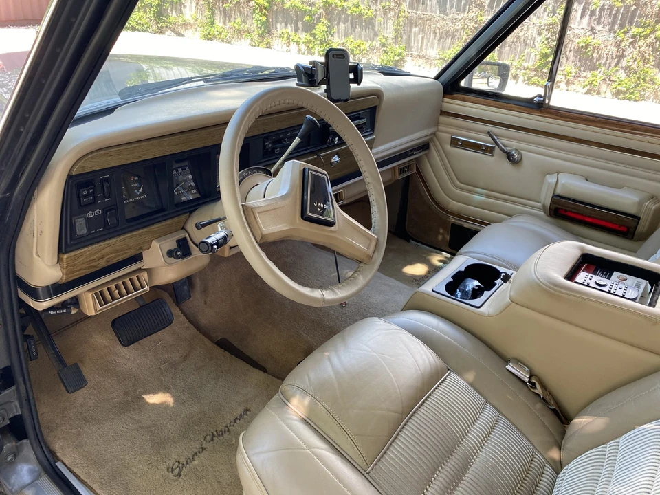 1990 Jeep SJ Grand Wagoneer - Image 24 of 31