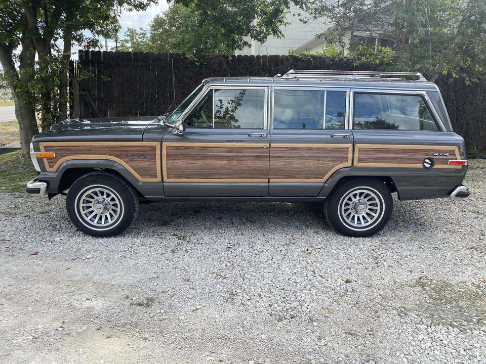 1990 Jeep SJ Grand Wagoneer - Image 11 of 31