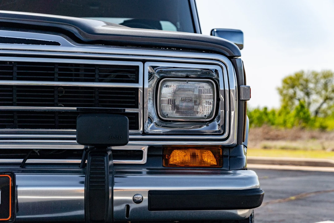 1990 Jeep SJ Grand Wagoneer - Image 12 of 31