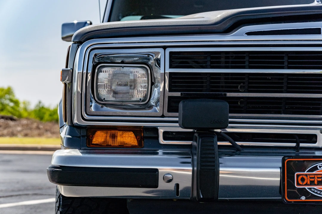 1990 Jeep SJ Grand Wagoneer - Image 11 of 31