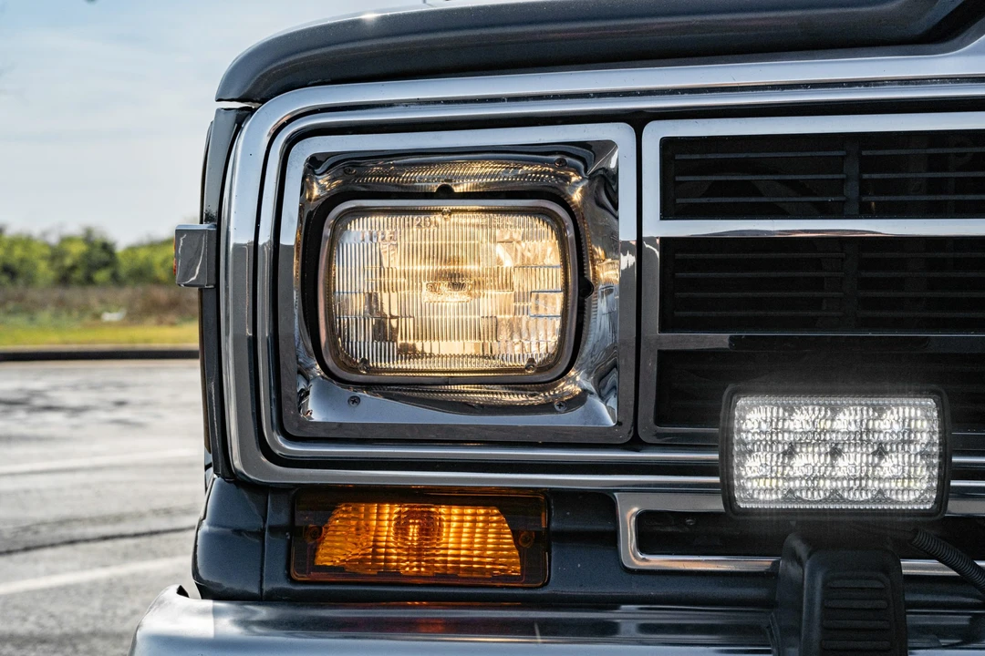 1990 Jeep SJ Grand Wagoneer - Image 9 of 31