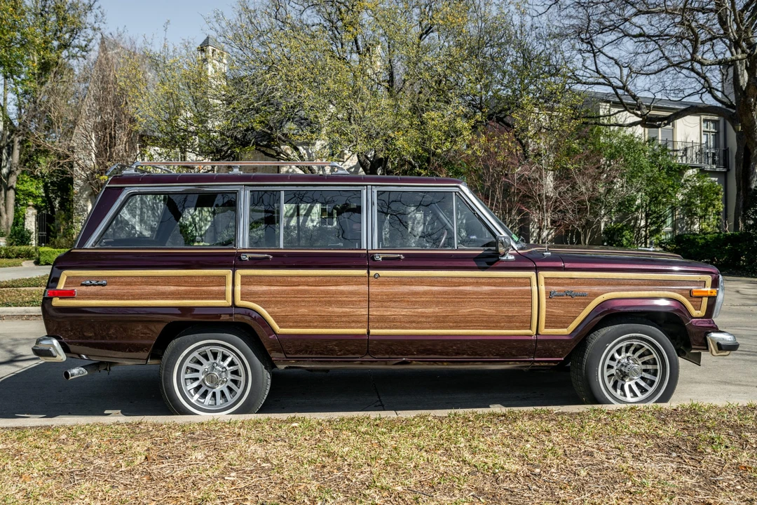 1990 Jeep SJ Grand Wagoneer - Image 12 of 31