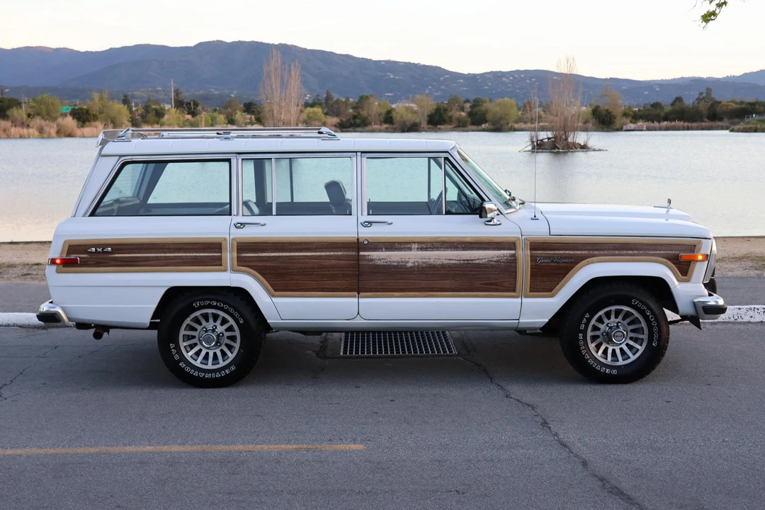 1990 Jeep SJ Grand Wagoneer - Image 20 of 31