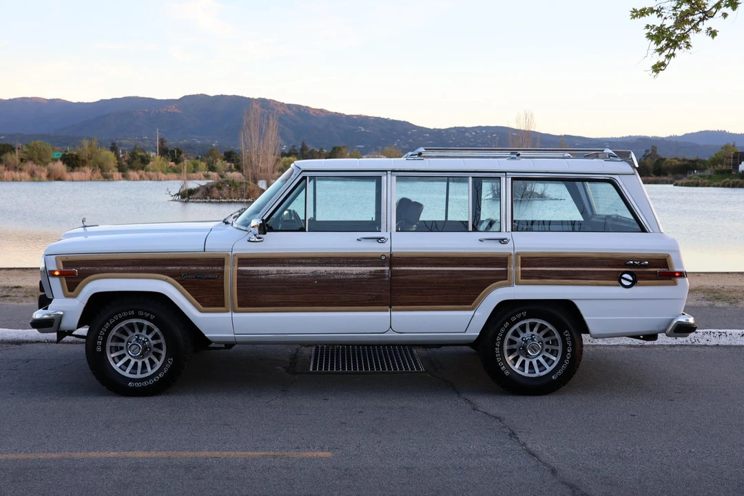 1990 Jeep SJ Grand Wagoneer - Image 15 of 31