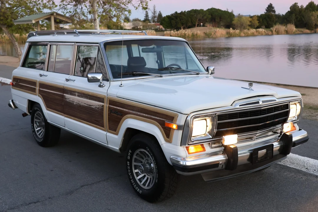 1990 Jeep SJ Grand Wagoneer - Image 24 of 31