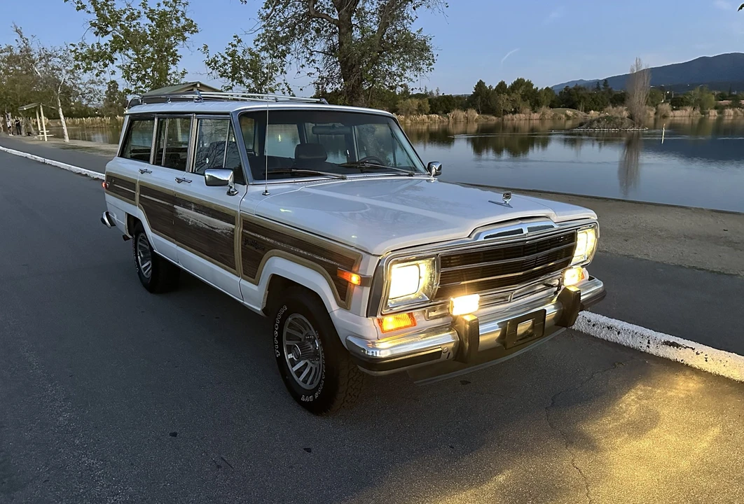 1990 Jeep SJ Grand Wagoneer - Image 25 of 31