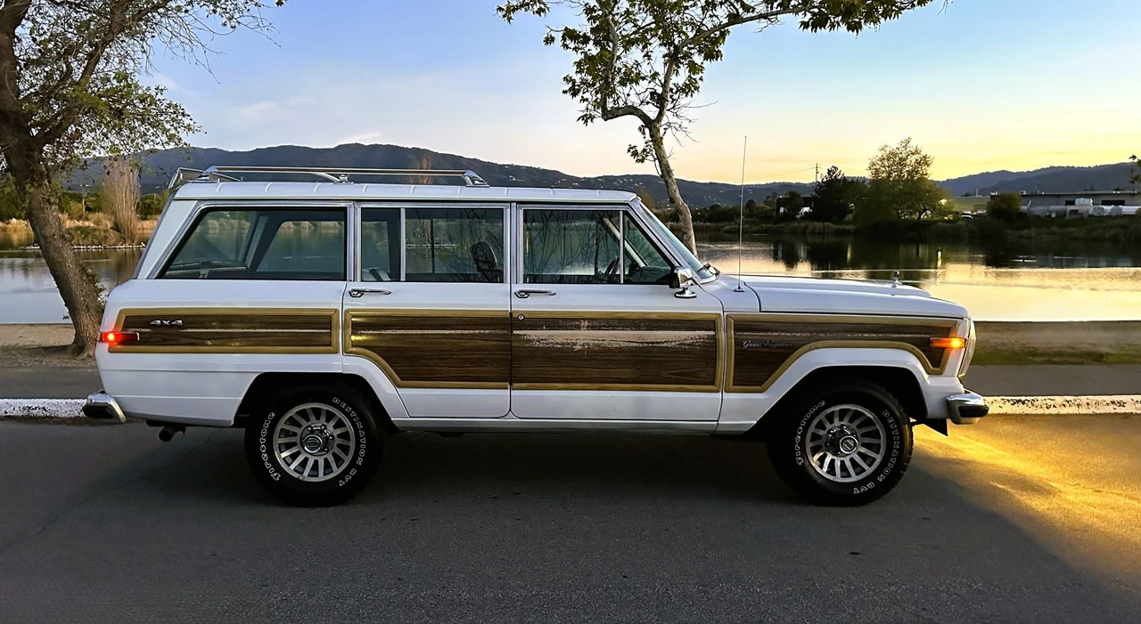 1990 Jeep SJ Grand Wagoneer - Image 21 of 31