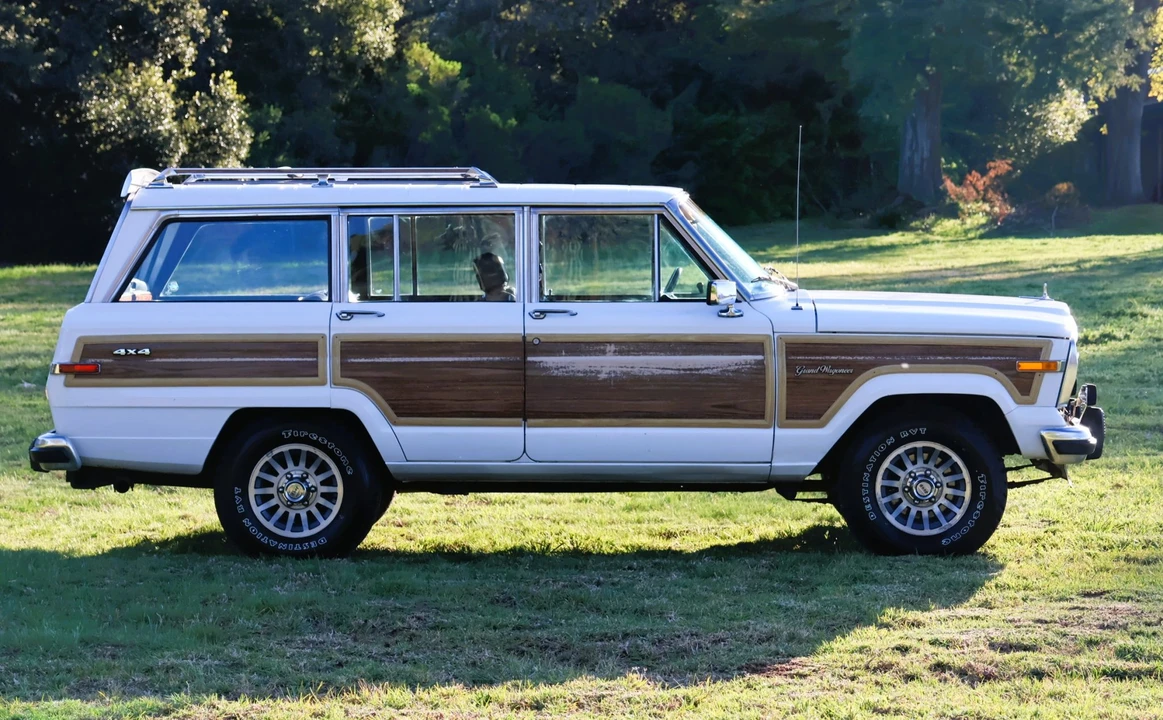 1990 Jeep SJ Grand Wagoneer - Image 9 of 31