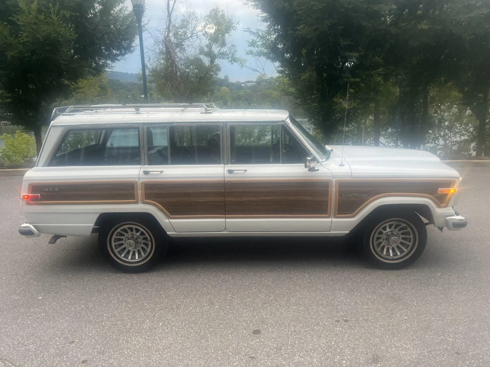 1990 Jeep SJ Grand Wagoneer - Image 25 of 31