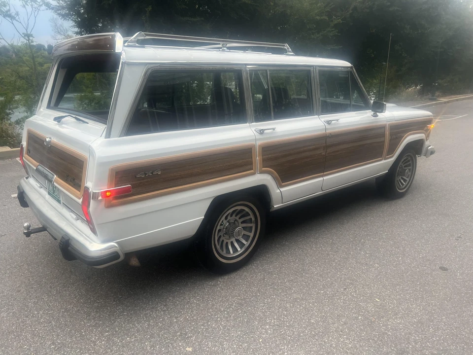 1990 Jeep SJ Grand Wagoneer - Image 24 of 31