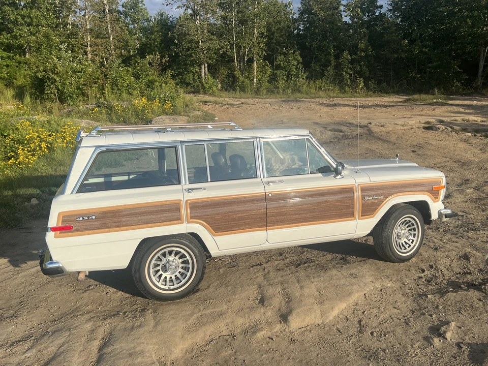 1990 Jeep SJ Grand Wagoneer - Image 11 of 31