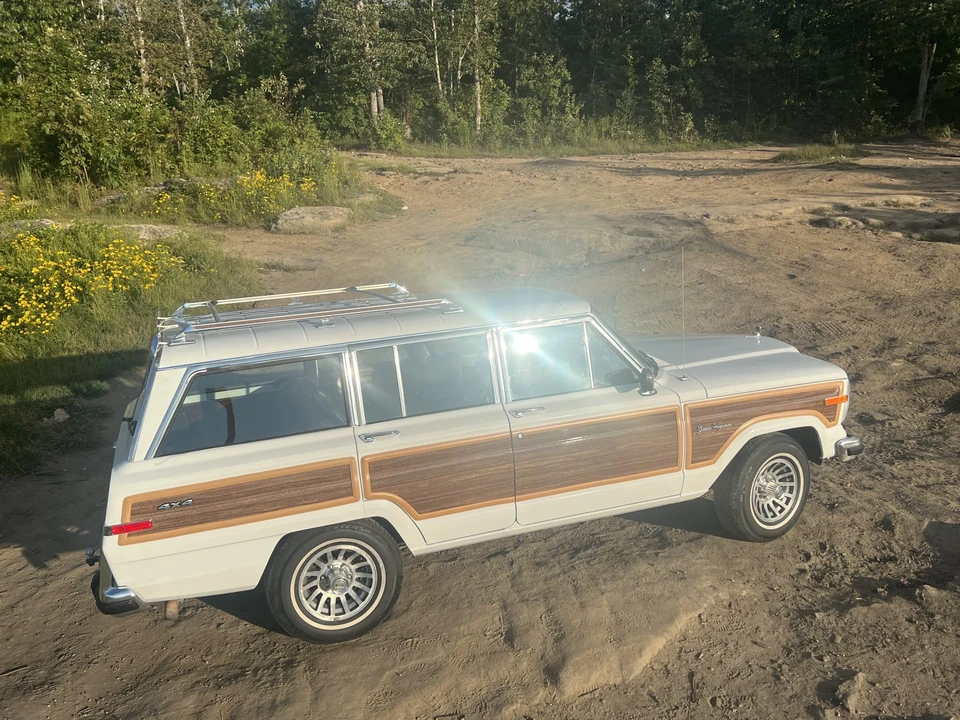 1990 Jeep SJ Grand Wagoneer - Image 10 of 31