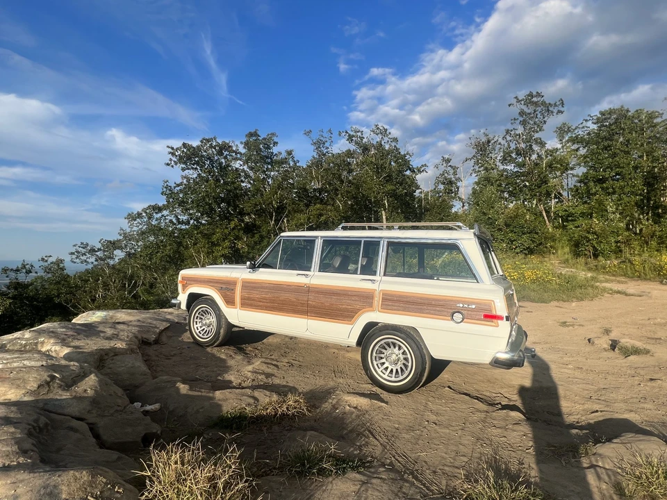 1990 Jeep SJ Grand Wagoneer - Image 4 of 31