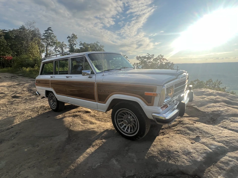 1990 Jeep SJ Grand Wagoneer - Image 13 of 31
