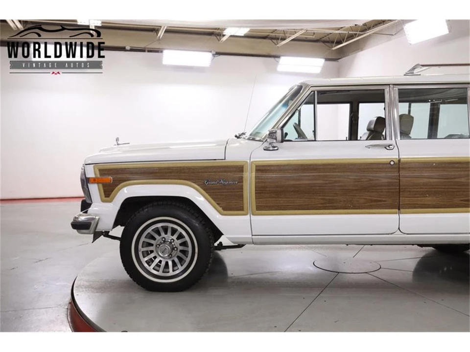 1990 Jeep SJ Grand Wagoneer - Image 7 of 31