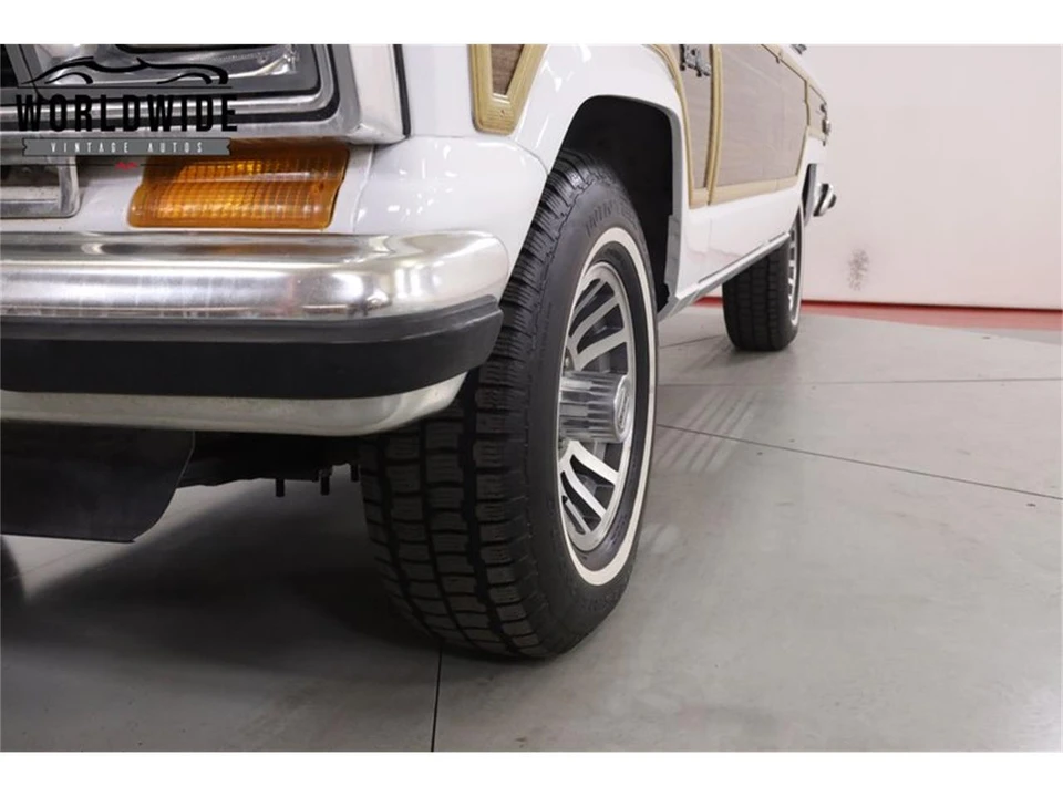 1990 Jeep SJ Grand Wagoneer - Image 11 of 31