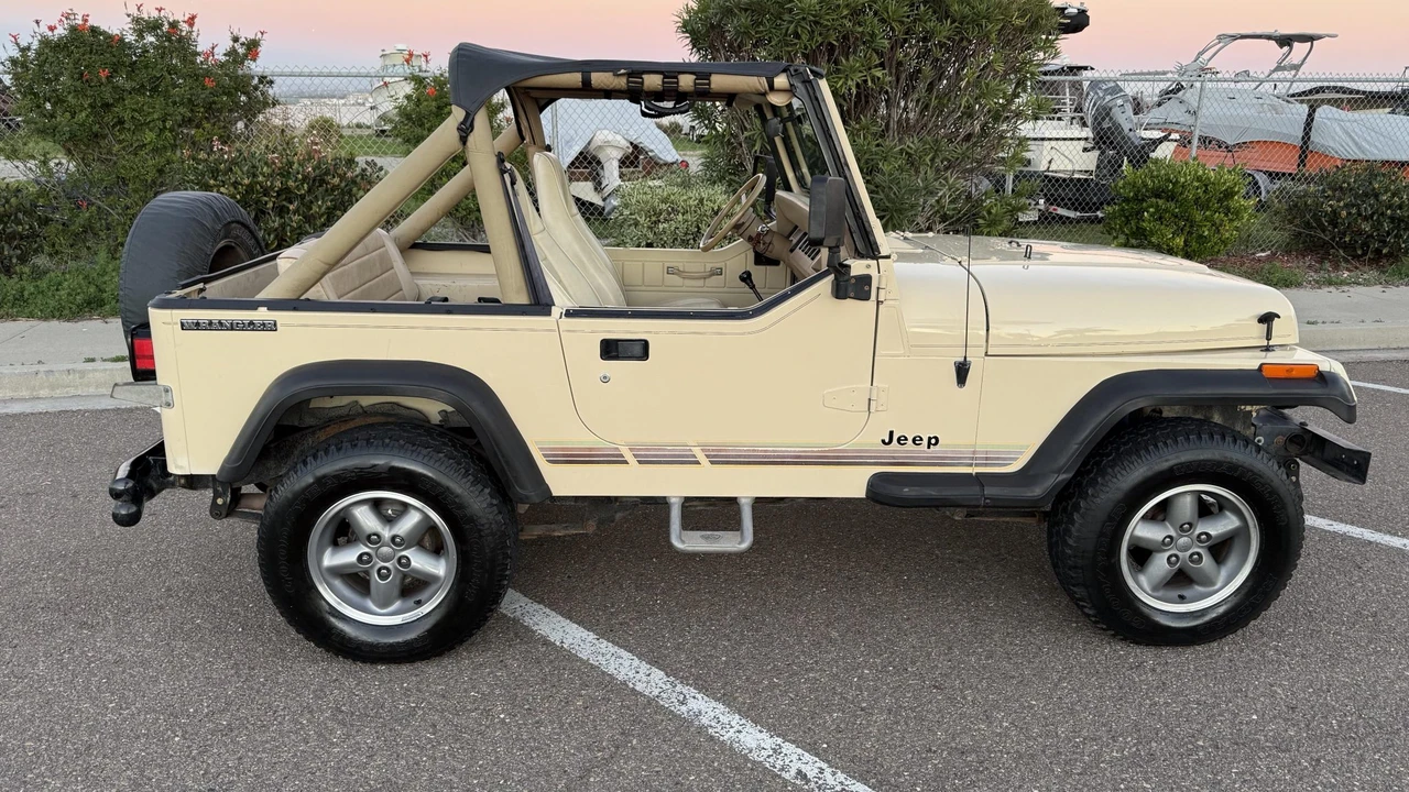 1990 Jeep YJ Wrangler - Image 13 of 31