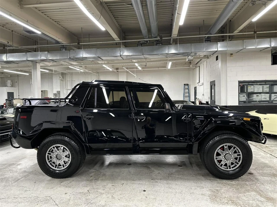 1990 Lamborghini LM002 - Image 8 of 31