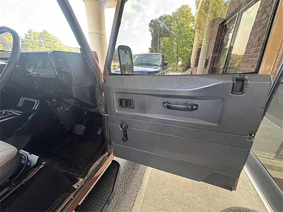 1990 Land Rover Defender 110 - Image 11 of 25