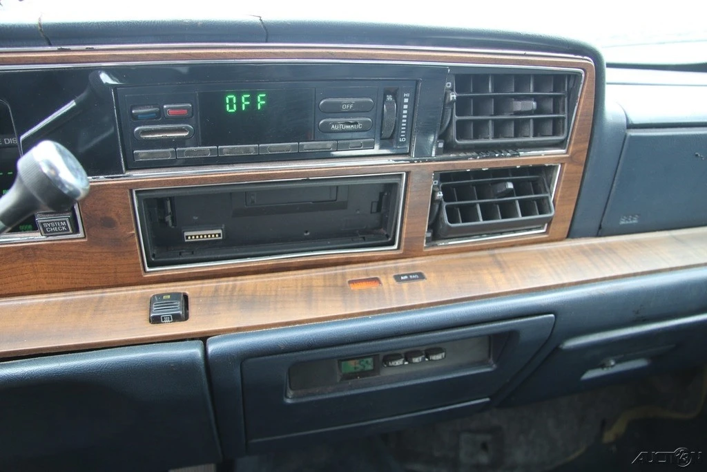 1990 Lincoln Continental 8th Gen - Image 16 of 21
