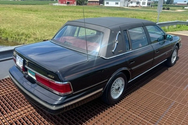 1990 Lincoln Continental 8th Gen - Image 2 of 8