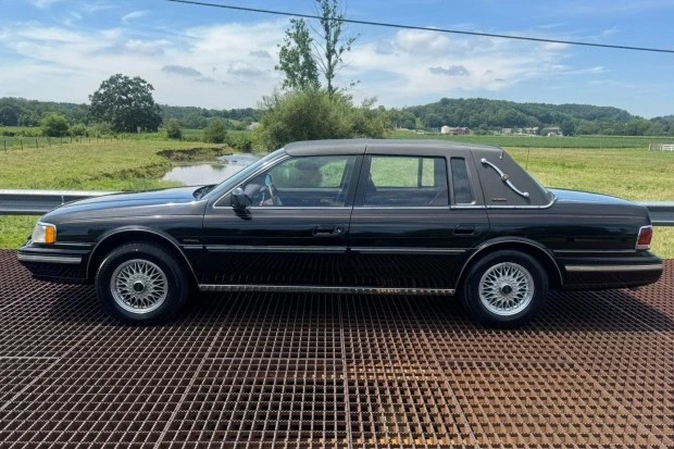 1990 Lincoln Continental 8th Gen - Image 3 of 8