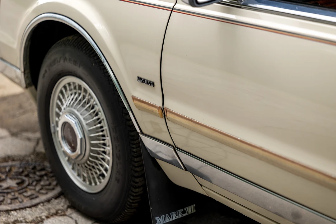 1990 Lincoln Continental Mark VII - Image 17 of 31