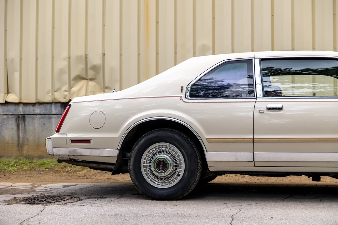 1990 Lincoln Continental Mark VII - Image 11 of 31