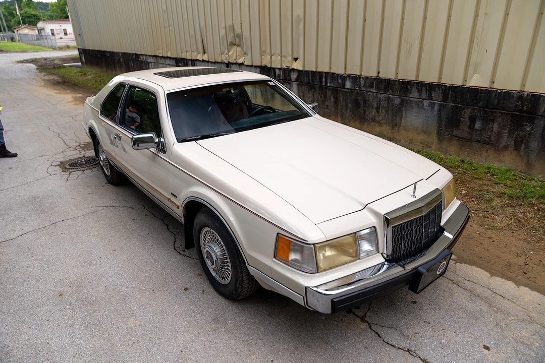 1990 Lincoln Continental Mark VII - Image 2 of 31