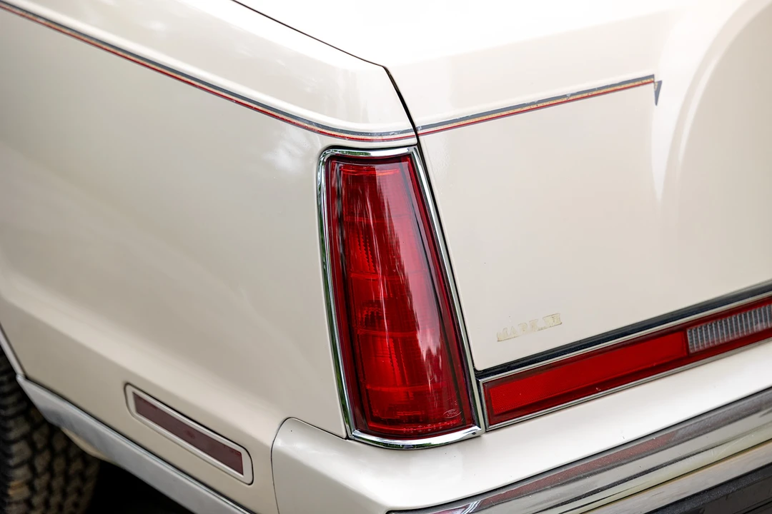 1990 Lincoln Continental Mark VII - Image 22 of 31