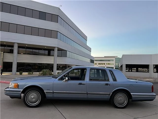 1990 Lincoln Town Car - Image 10 of 12