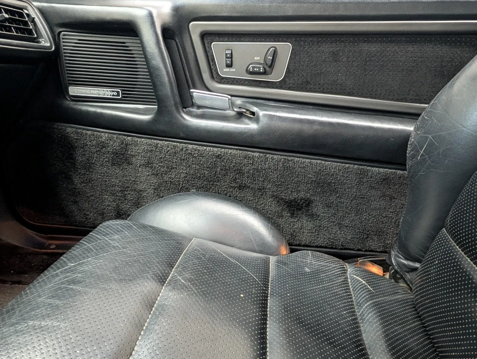 1990 Lincoln Continental Mark VII - Image 17 of 21