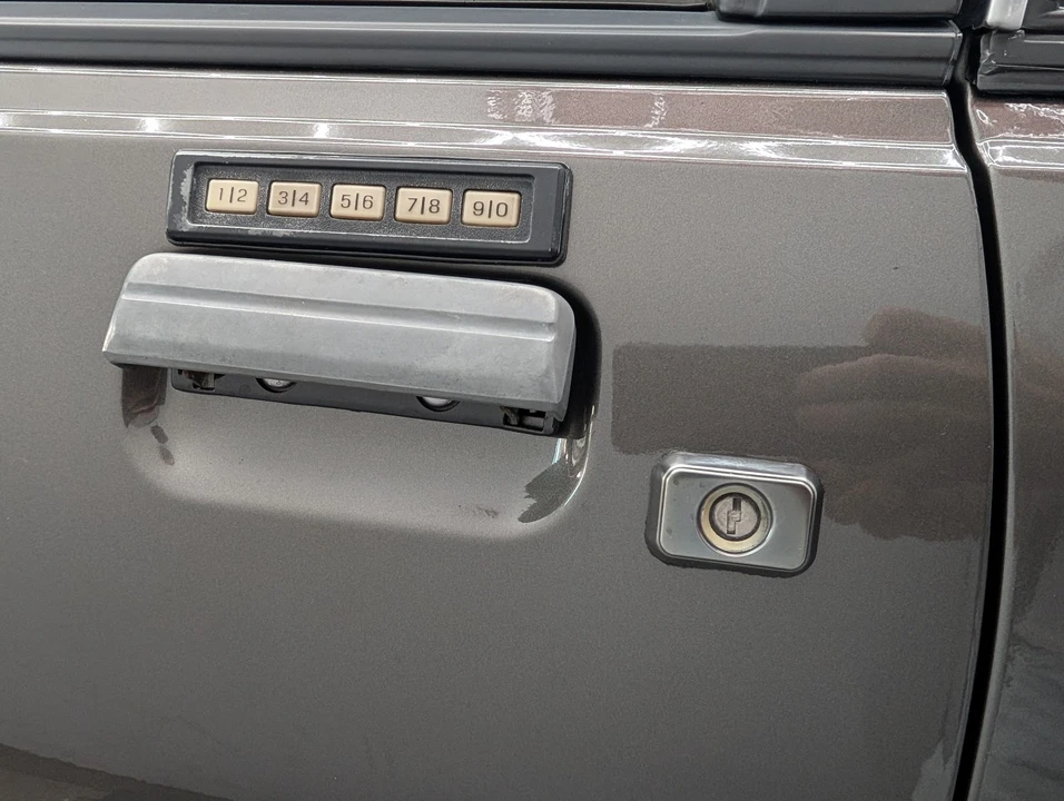 1990 Lincoln Continental Mark VII - Image 19 of 21