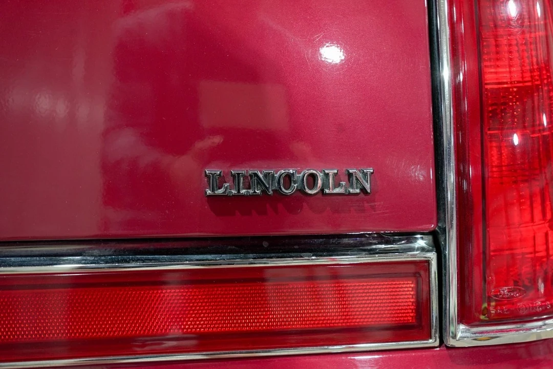 1990 Lincoln Continental Mark VII - Image 27 of 31