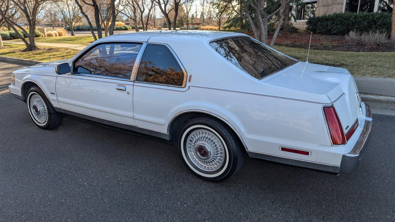 1990 Lincoln Continental Mark VII - Image 10 of 21