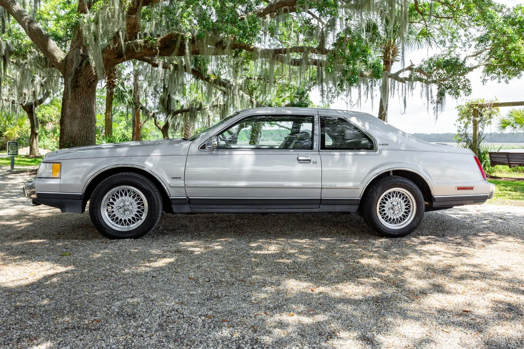 1990 Lincoln Continental Mark VII - Image 8 of 31