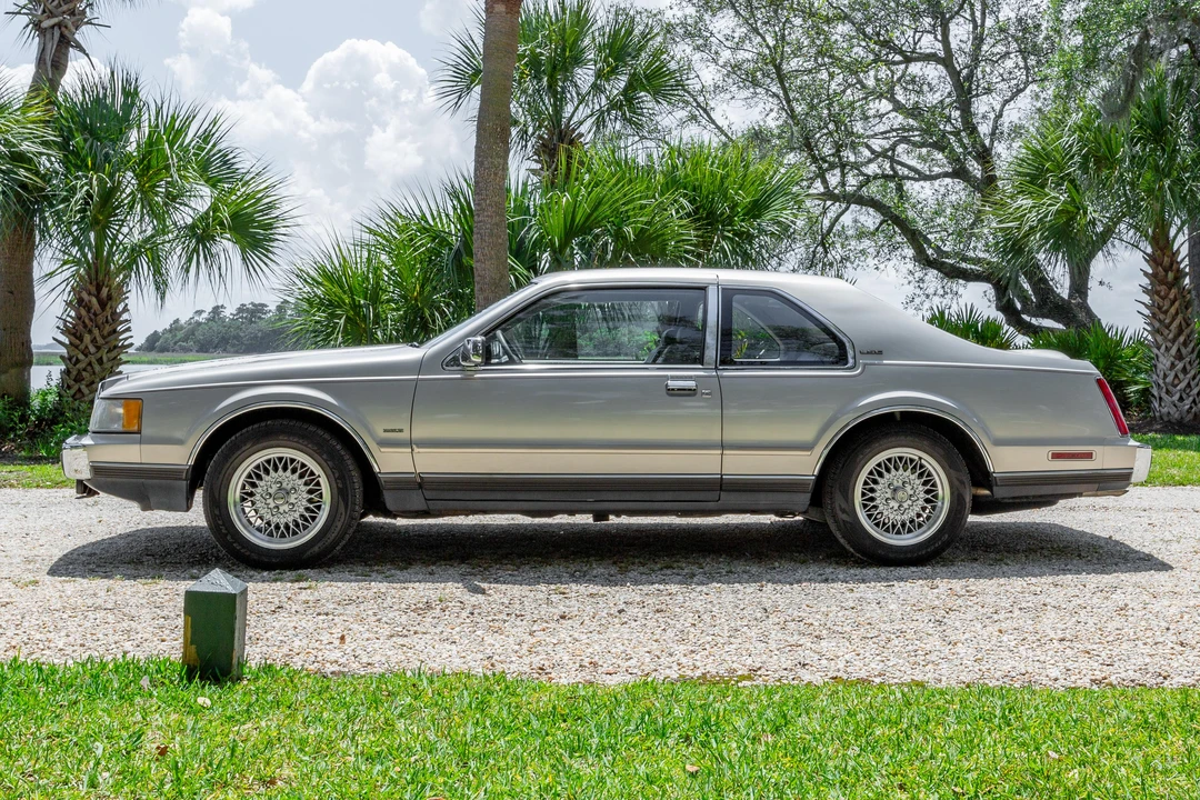 1990 Lincoln Continental Mark VII - Image 9 of 31