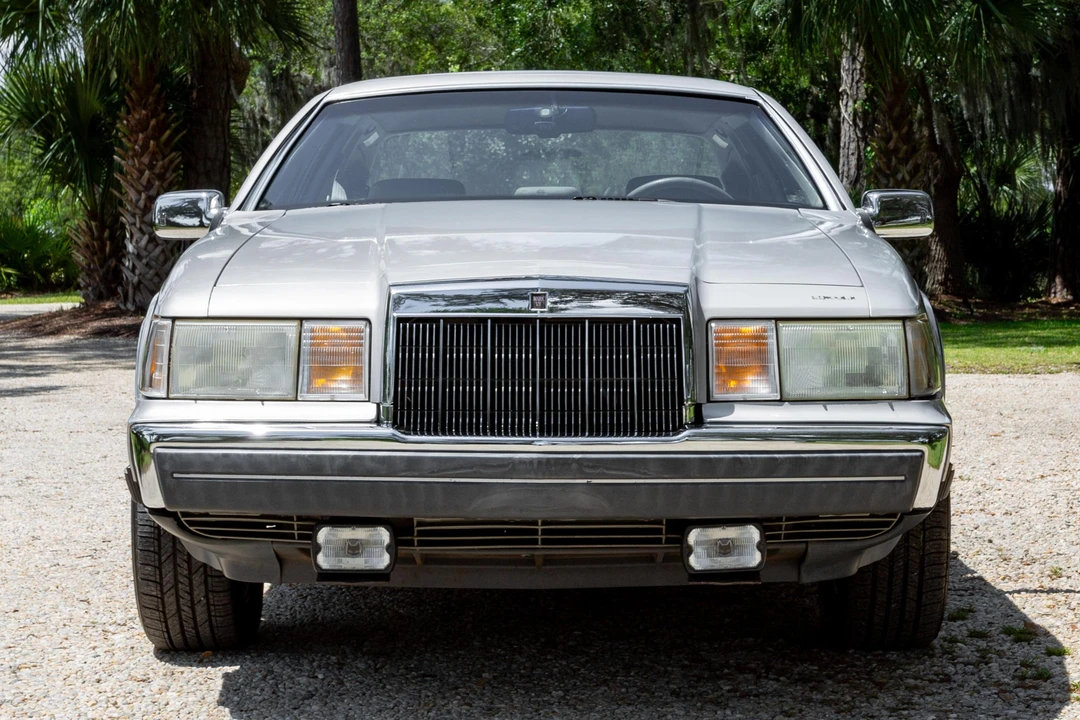 1990 Lincoln Continental Mark VII - Image 2 of 31