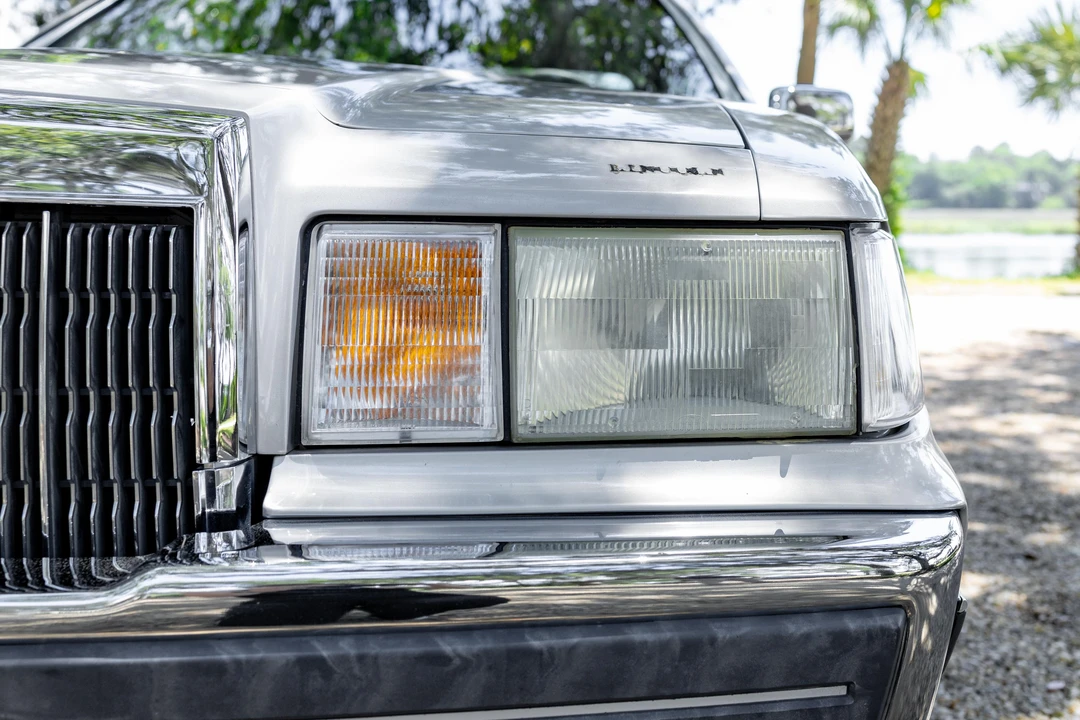 1990 Lincoln Continental Mark VII - Image 24 of 31