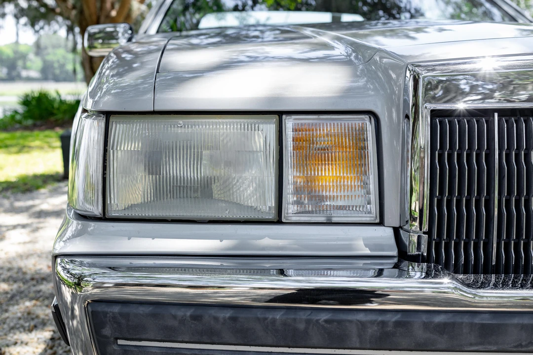 1990 Lincoln Continental Mark VII - Image 17 of 31