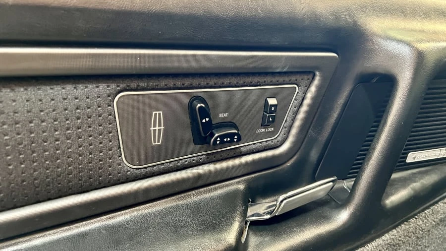 1990 Lincoln Continental Mark VII - Image 28 of 31