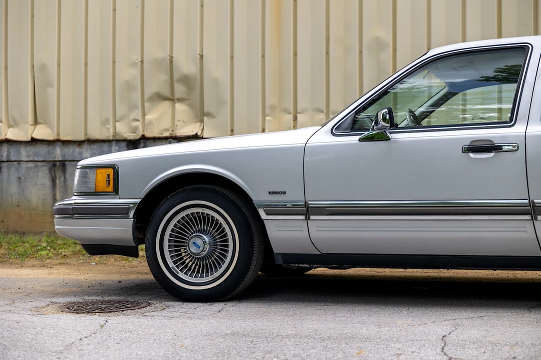 1990 Lincoln Town Car - Image 11 of 31
