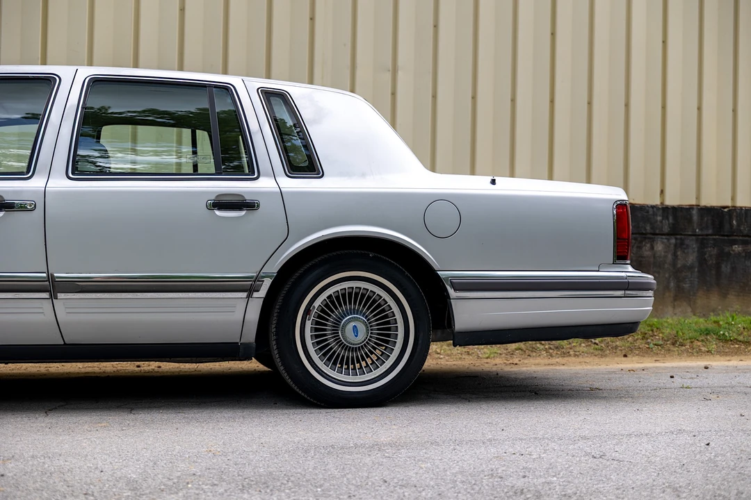 1990 Lincoln Town Car - Image 12 of 31