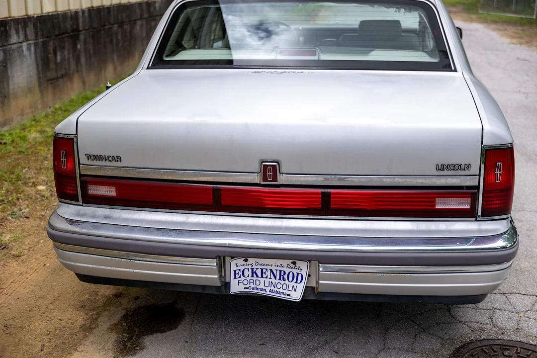 1990 Lincoln Town Car - Image 15 of 31