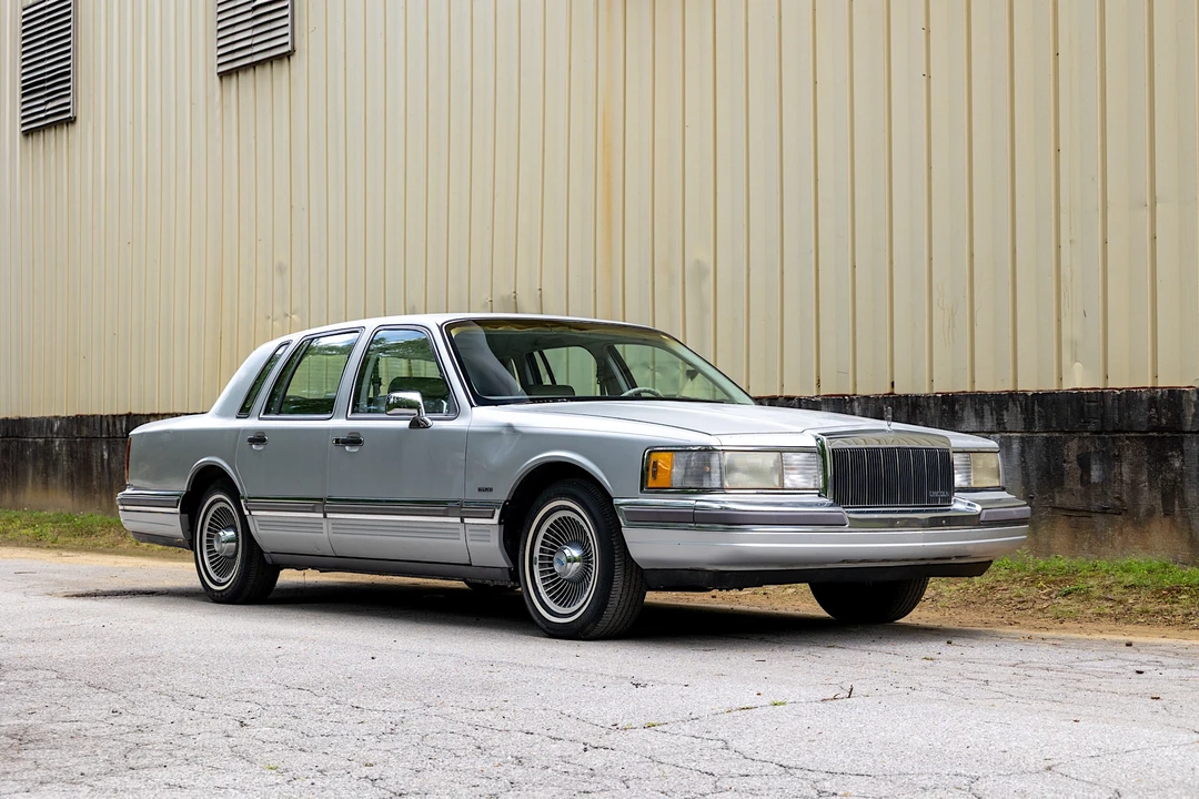 1990 Lincoln Town Car - Image 2 of 31
