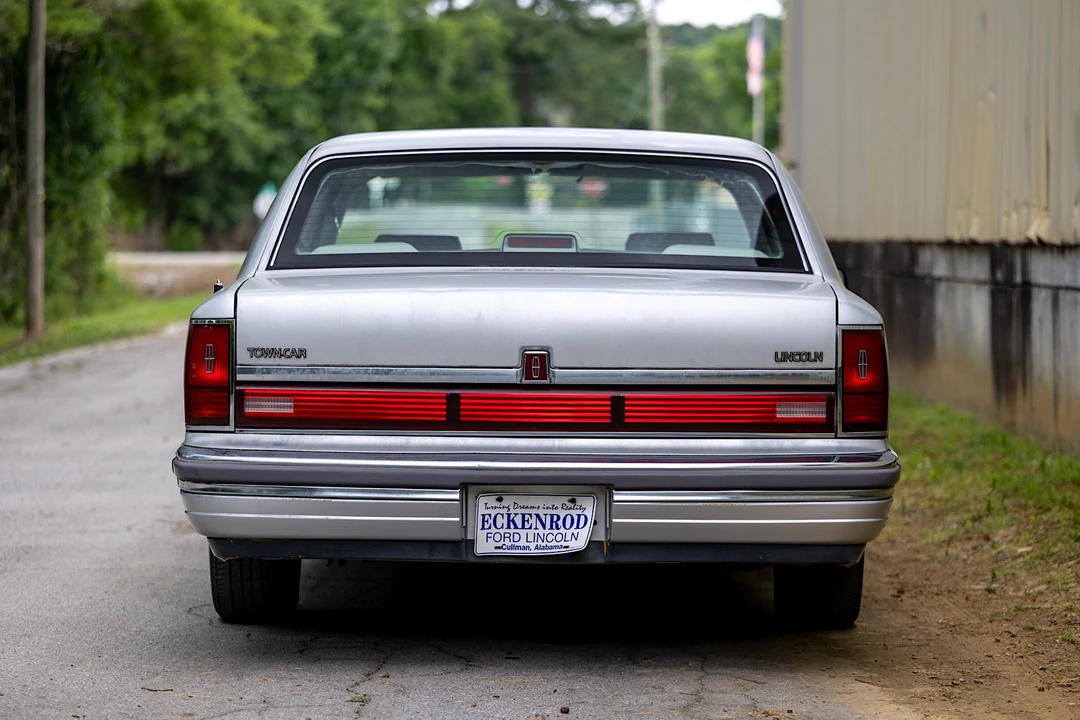 1990 Lincoln Town Car - Image 10 of 31