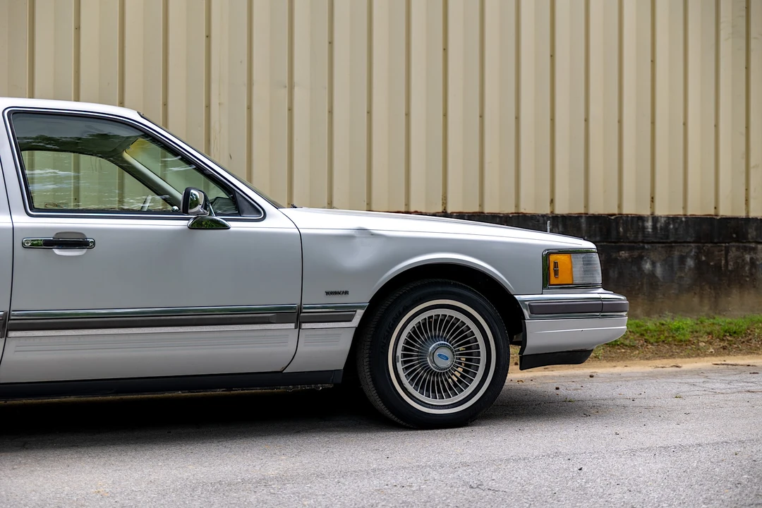 1990 Lincoln Town Car - Image 14 of 31