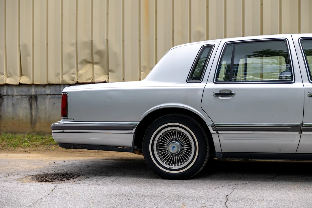 1990 Lincoln Town Car - Image 13 of 31