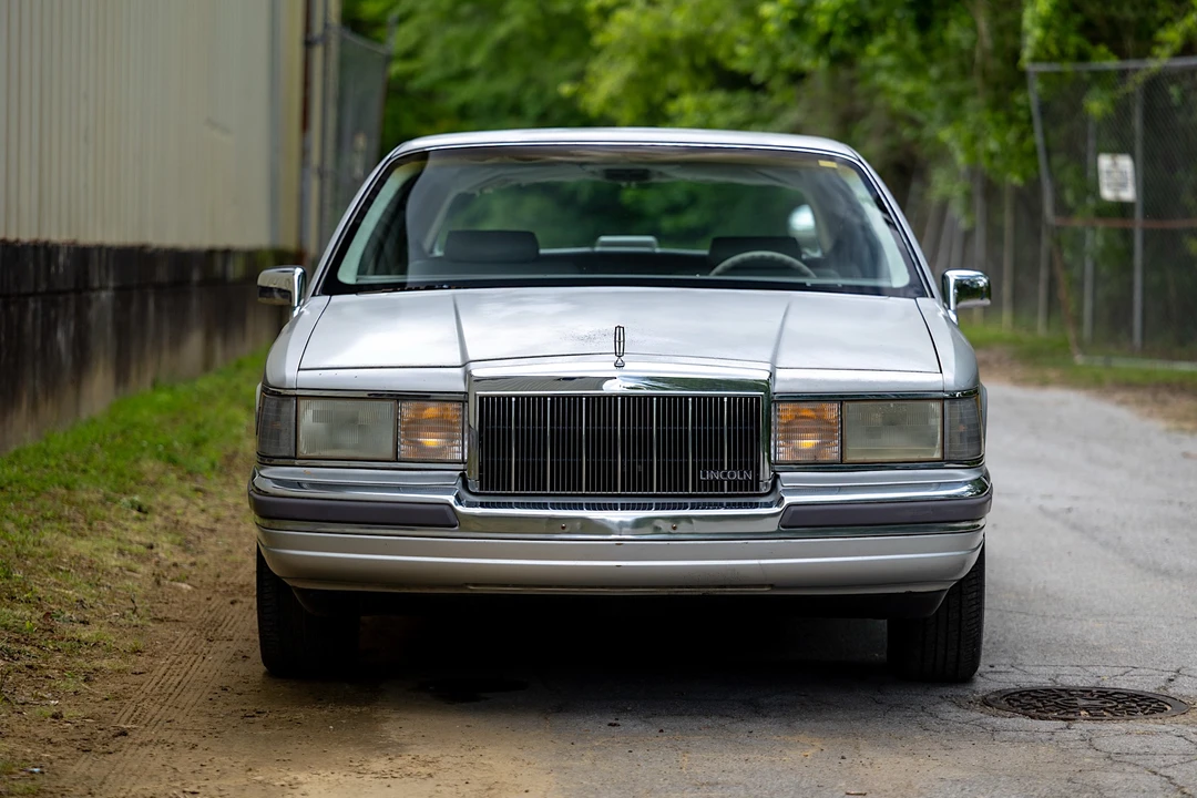 1990 Lincoln Town Car - Image 9 of 31
