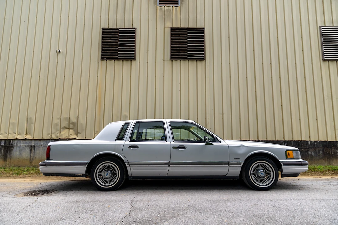 1990 Lincoln Town Car - Image 6 of 31